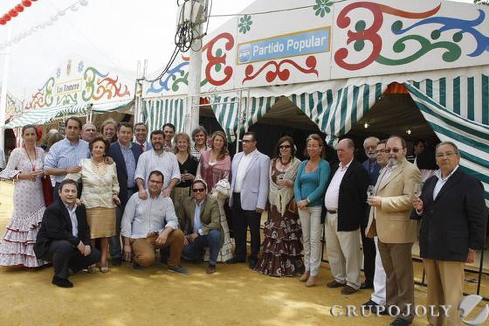 Antonio Sanz estuvo ayer en la caseta del Partido Popular junto al diputado Alfonso Candón, el alcalde Enrique Moresco y otros concejales y militantes de la formación política. /Andrés Mora