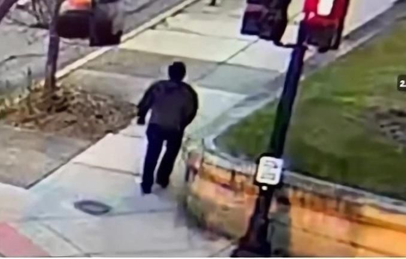 Captura del vídeo difundido por la Policía de Providence donde se ve a la persona buscada por el tiroteo de la Universidad de Brown.