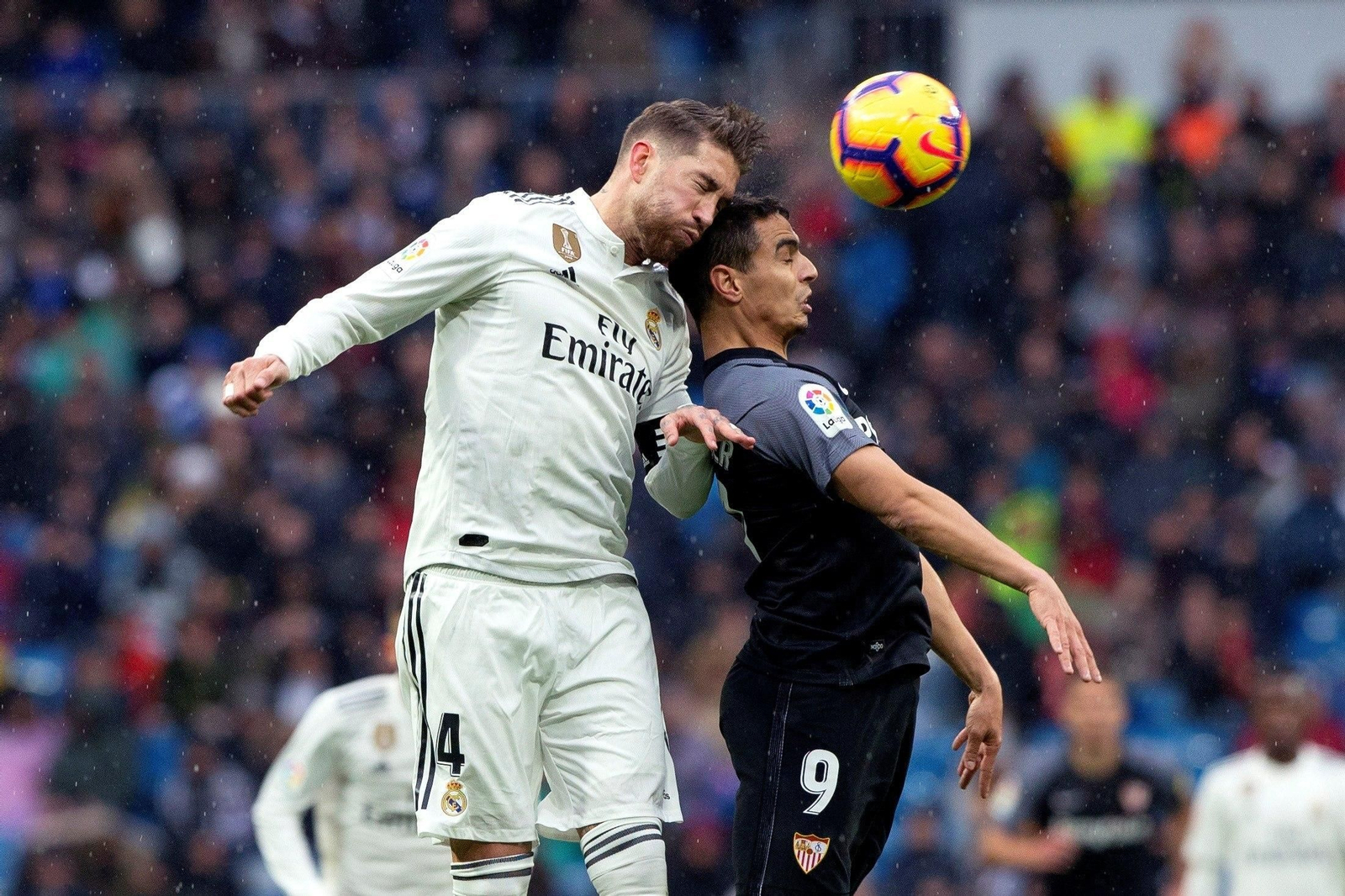 Sergio Ramos y Ben Yedder luchan por un balón aéreo.