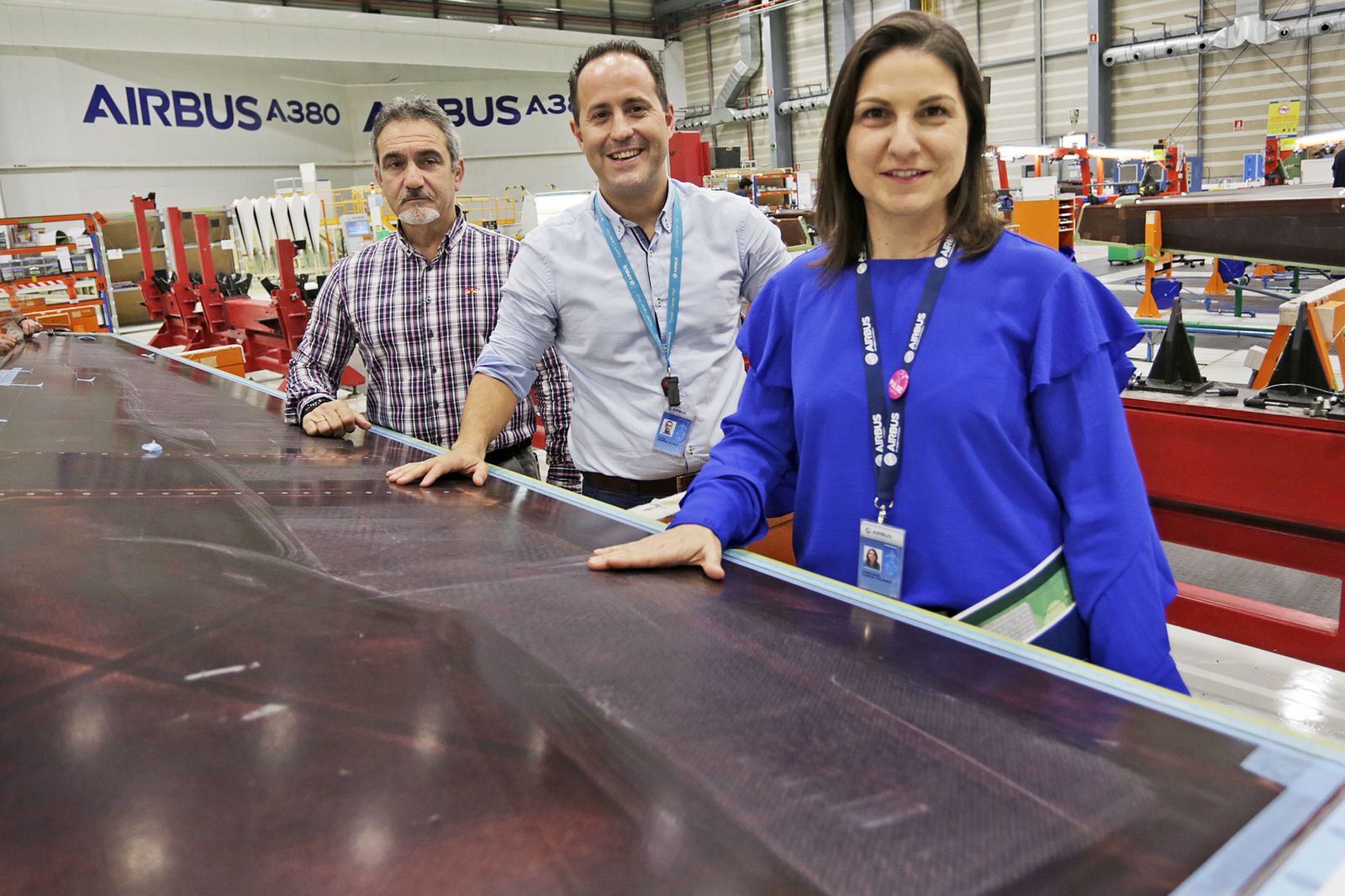 De izquierda a derecha, Sebastián Segura, Carlos Ramírez e Inmaculada García, en la factoría de Airbus en Puerto Real.