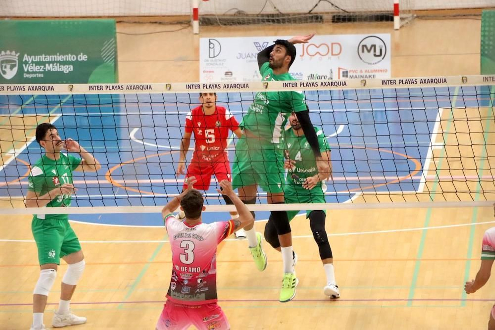 Jorge Fernández se dispone a realizar un remate durante un encuentro con el conjunto ahorrador.