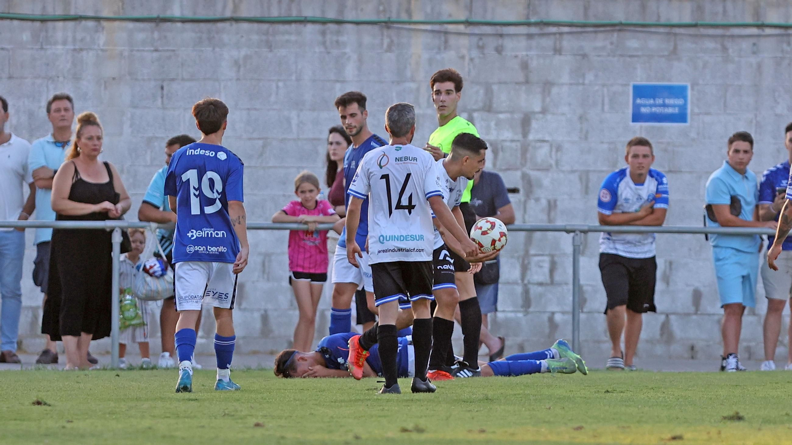Imágenes del Trofeo de la Copa y la Venencia entre el Jerez Industrial y el Xerez DFC