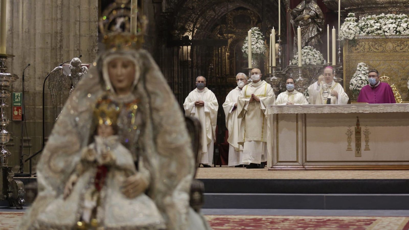 El arzobispo, monseñor Asenjo, durante el inicio de la misa.