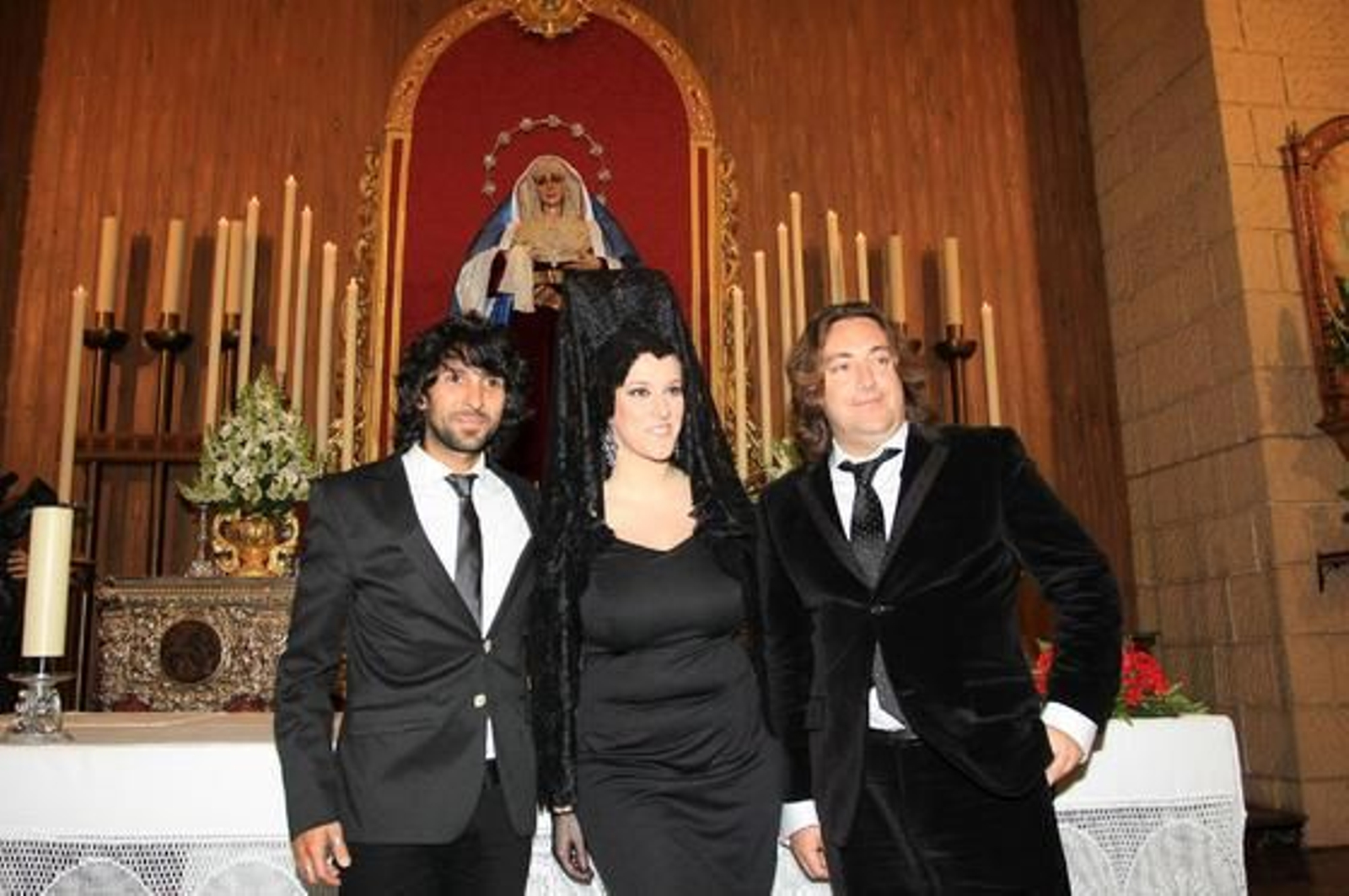 Arcángel, Argentina y Pepe 'El Marismeño' cantan la disertación del jefe de Cultura de 'Huelva Información', Eduardo Sugrañes. / Alberto Domínguez