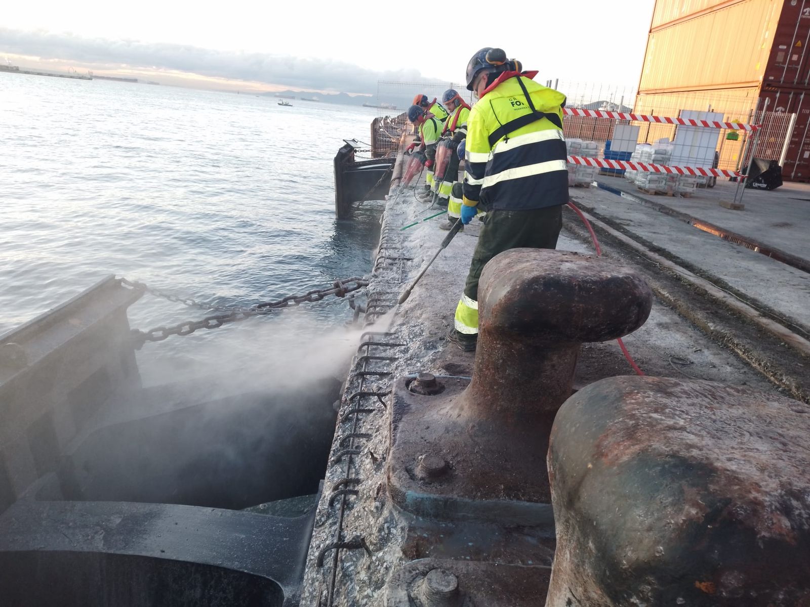 Trabajos en el cantil del Muelle Este de Isla Verde Exterior.