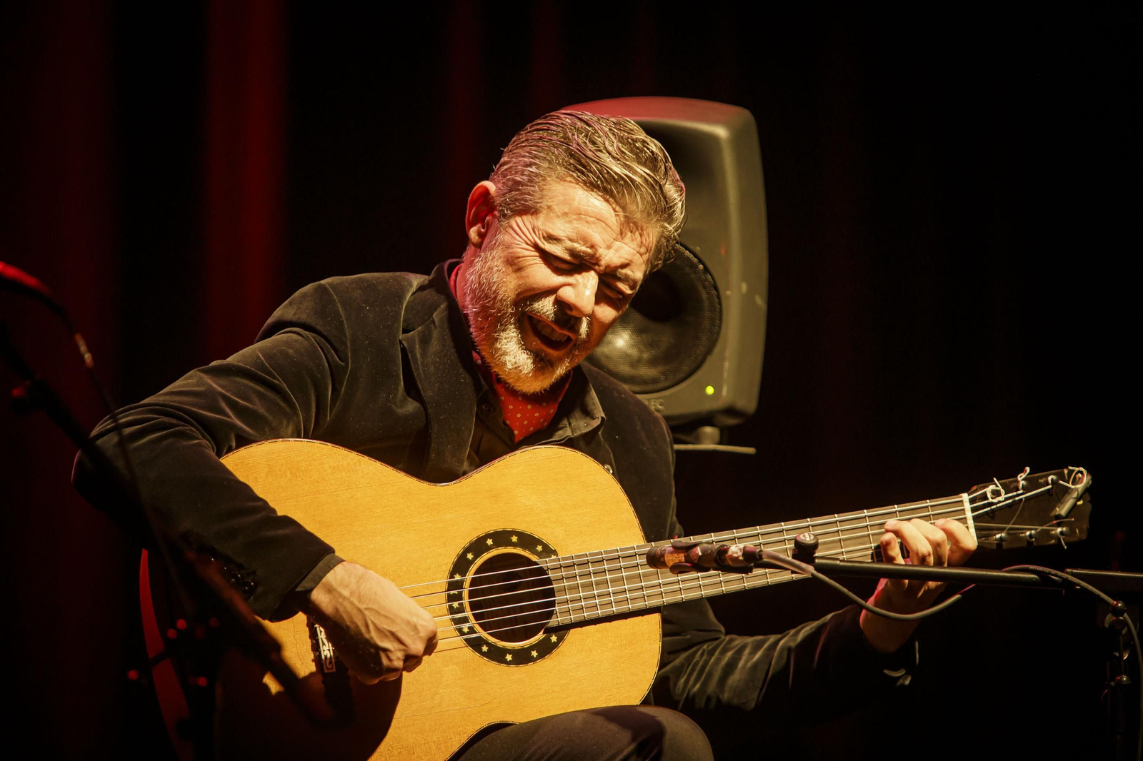 Pedro Sierra en el escenario del Teatro Cajasol.