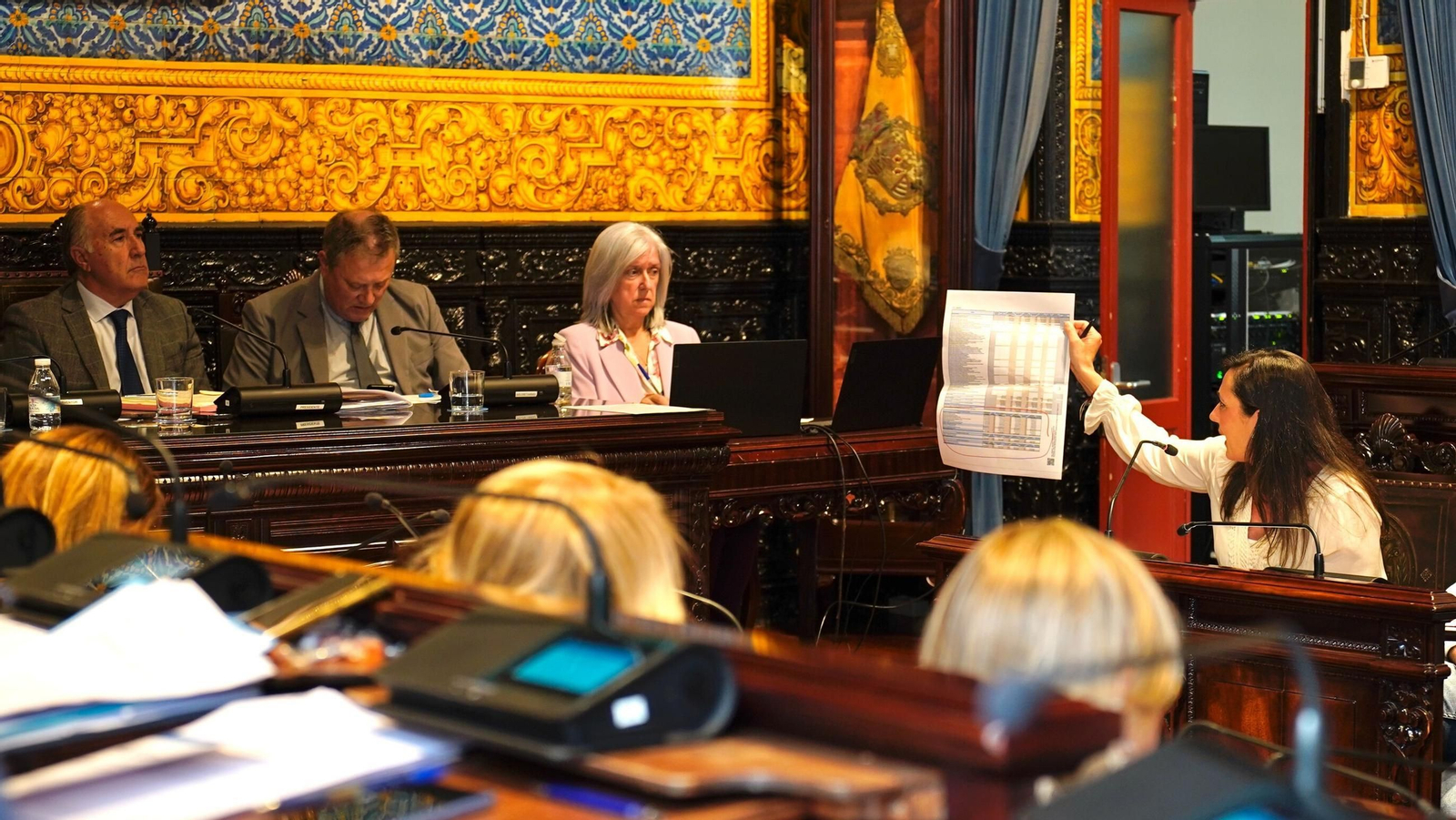 Rocío Arrabal durante un pleno mostrando un documento.