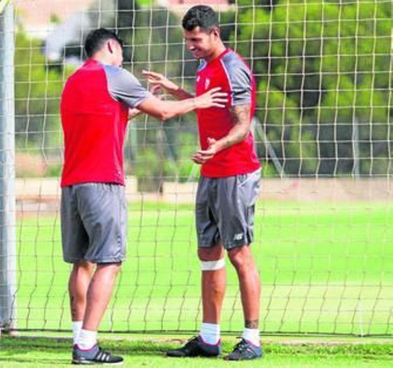 Vitolo bromea con Vitolo durante el descanso de un circuito de fuerza.