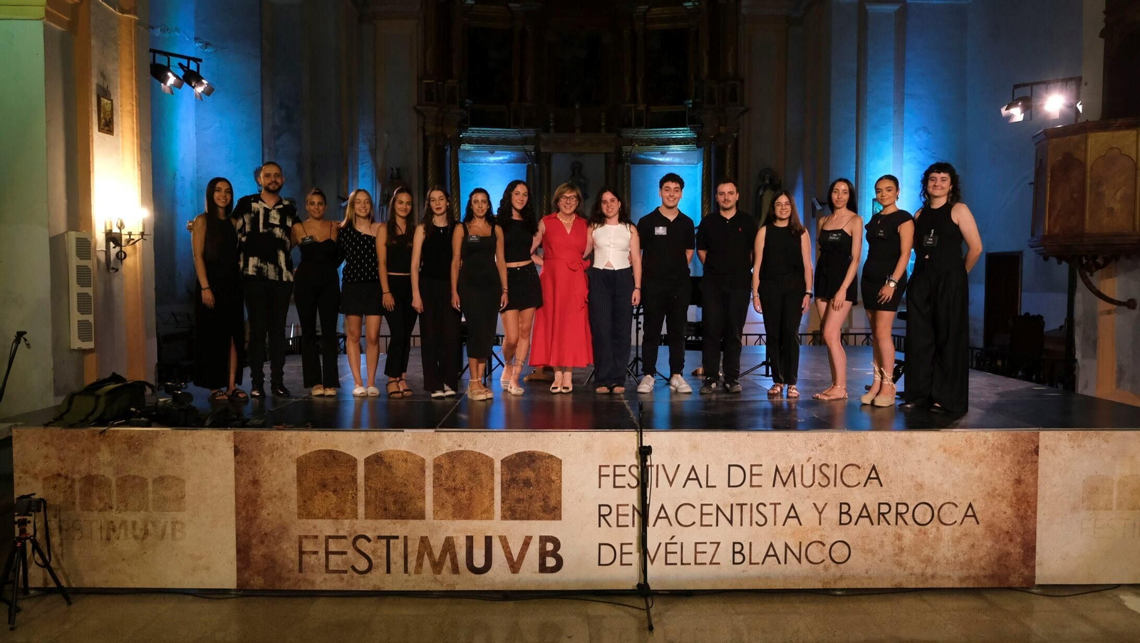 El equipo de coordinadores y voluntarios junto a la directora del festival, Cándida Martínez.