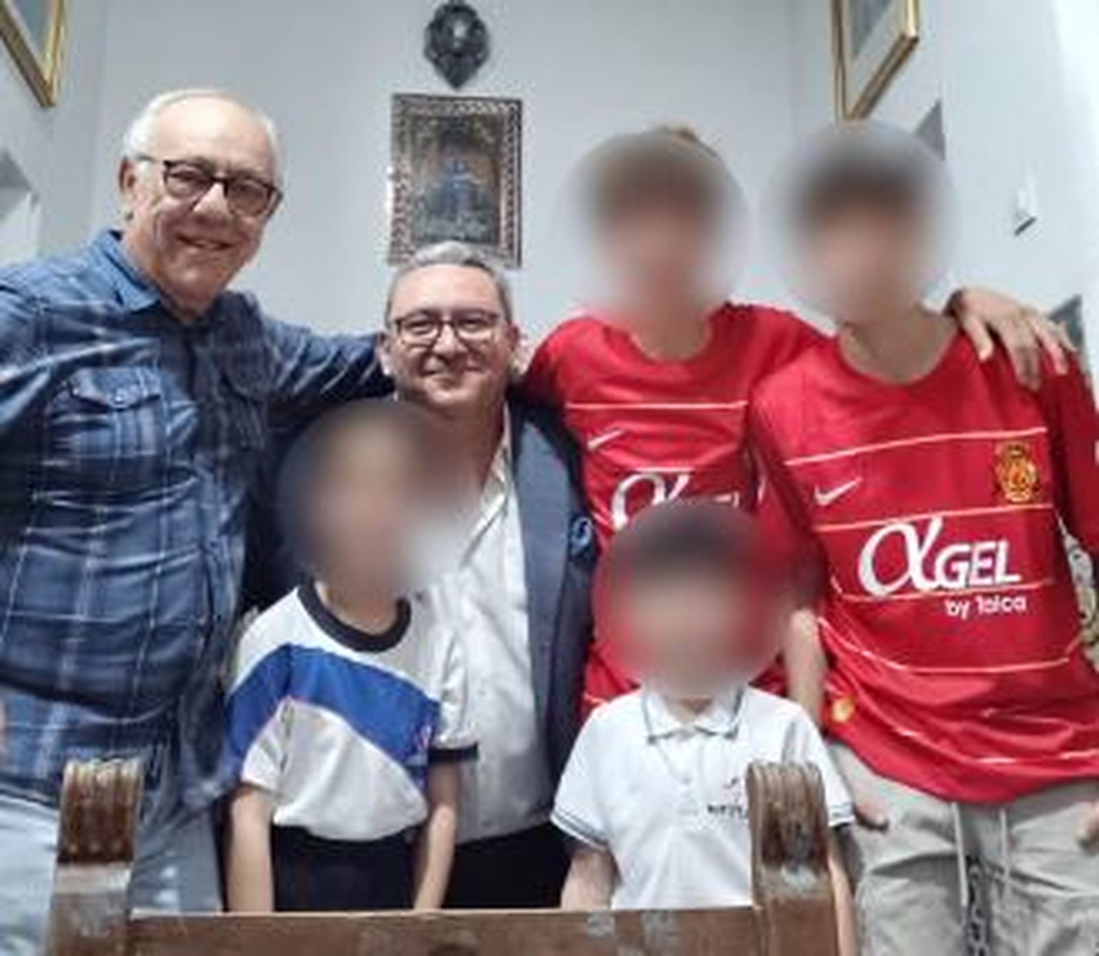 Instantánea de los muchachos en la casa hermandad