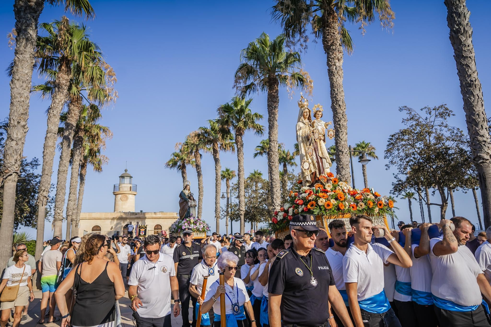 La procesión de la Virgen del Carmen y Santa Ana pone el broche final a las fiestas del Puerto de Roquetas