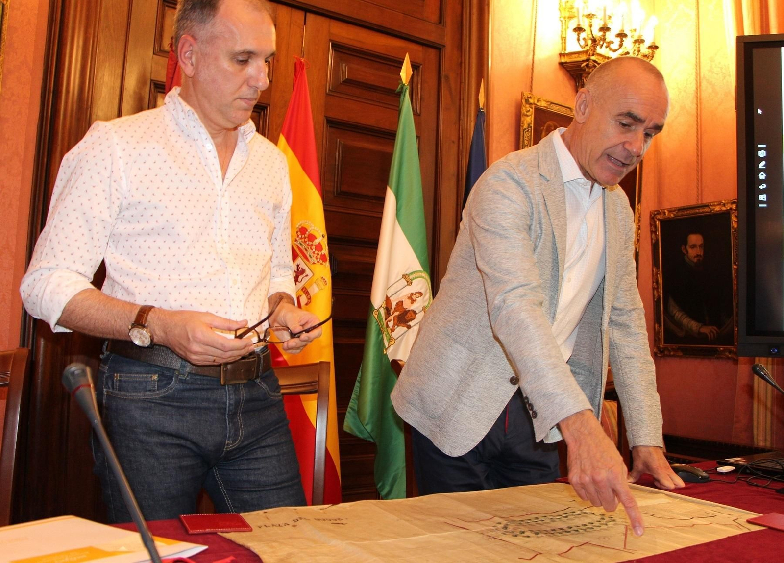 Muñoz señala uno de los planos durante la presentación del catálogo.