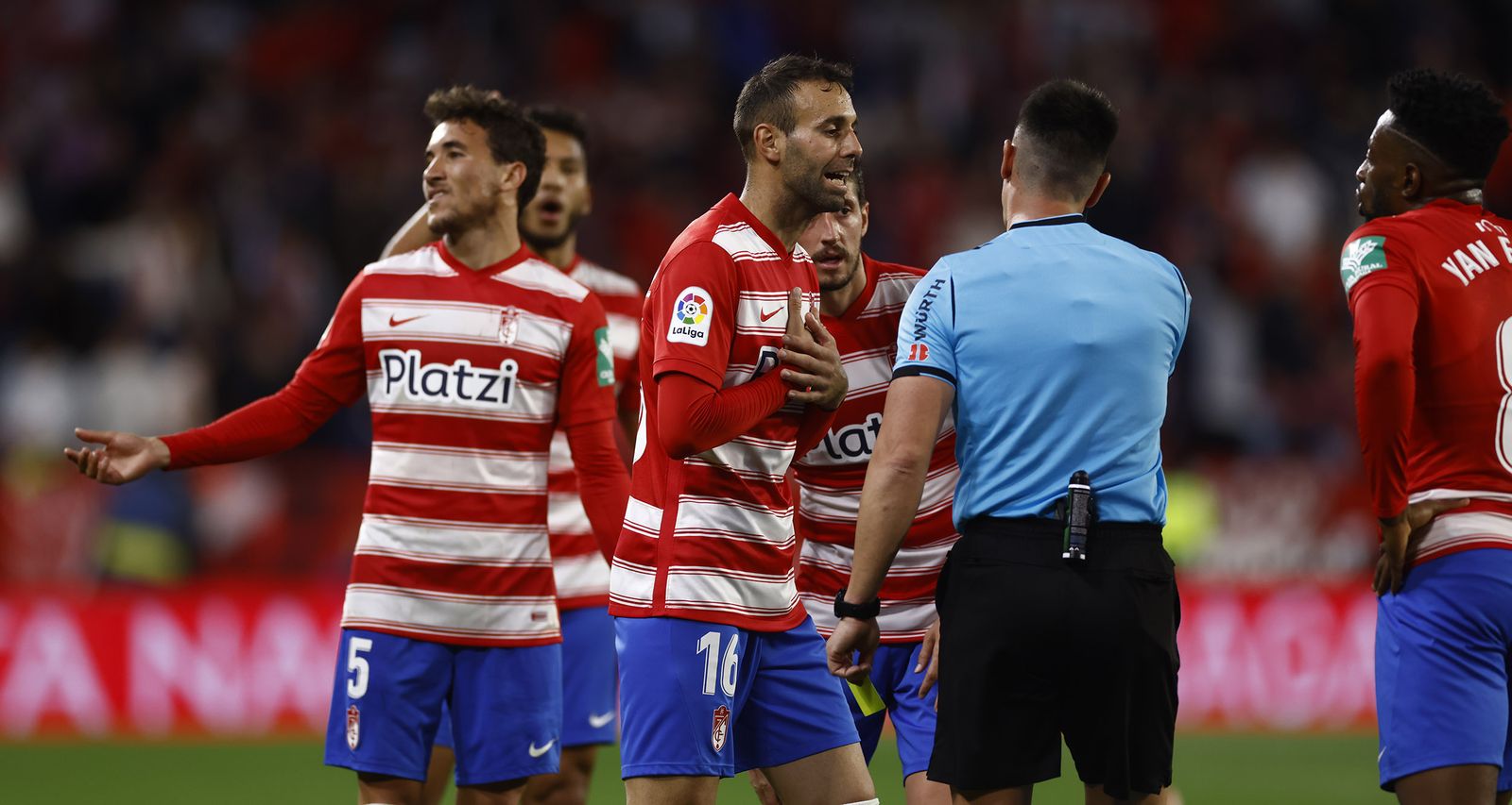 Díaz protesta al árbitro.