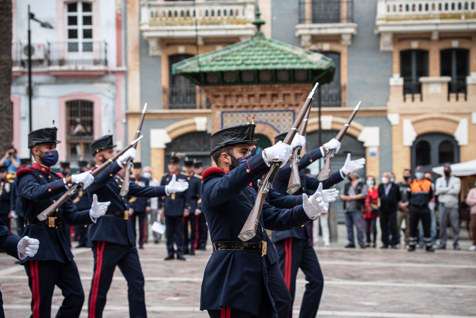 Imágenes del desfile de la Guardia Real por el centro de Huelva