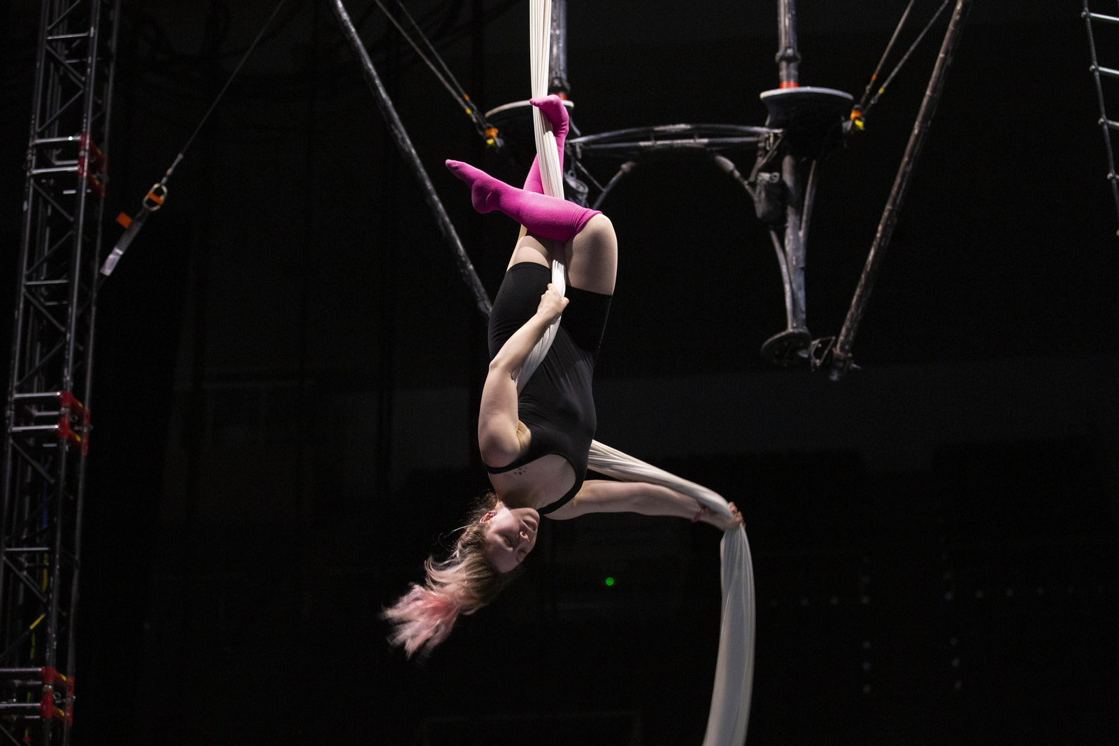 El Circo del Sol brilla en el Palacio de Deportes de Granada