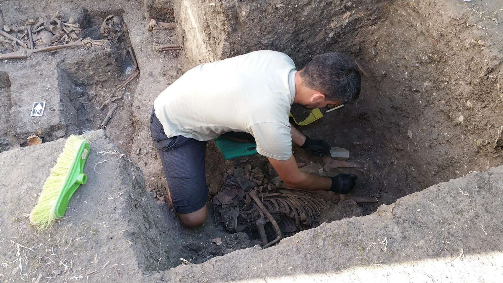 Excavaciones en la fosa común del cementerio antiguo de Jimena