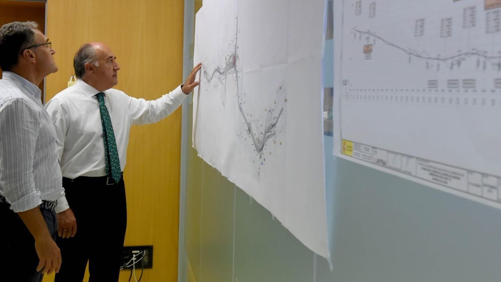 Landaluce supervisa los planos del nuevo trazado Landaluce supervisa los planos del nuevo trazado