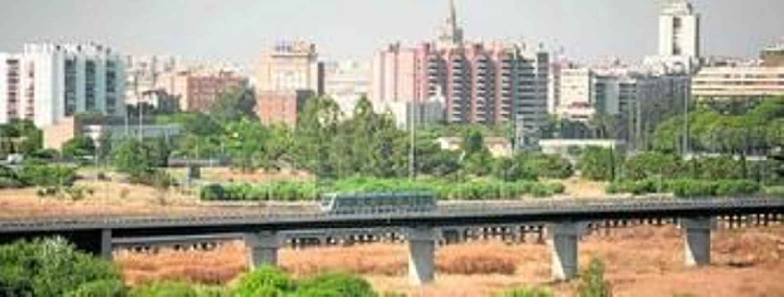 Un vehículo del Metro, todos fabricados por CAF, circula entre el Aljarafe y Sevilla.