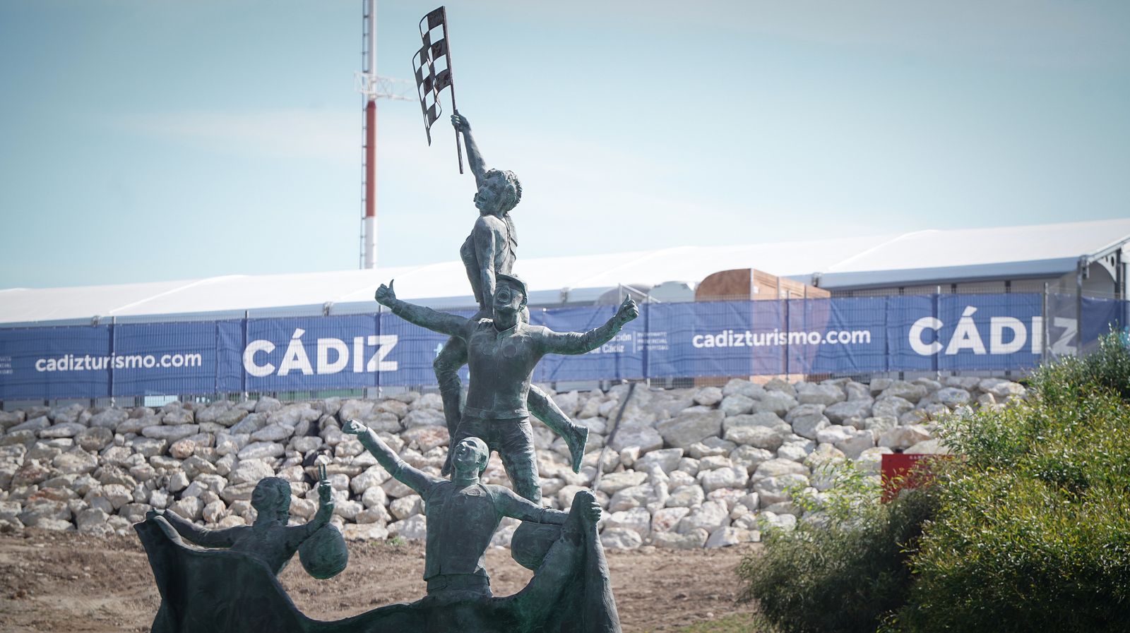 Publicidad de Diputación de Cádiz junto al monumento a la afición del Circuito de Jerez.
