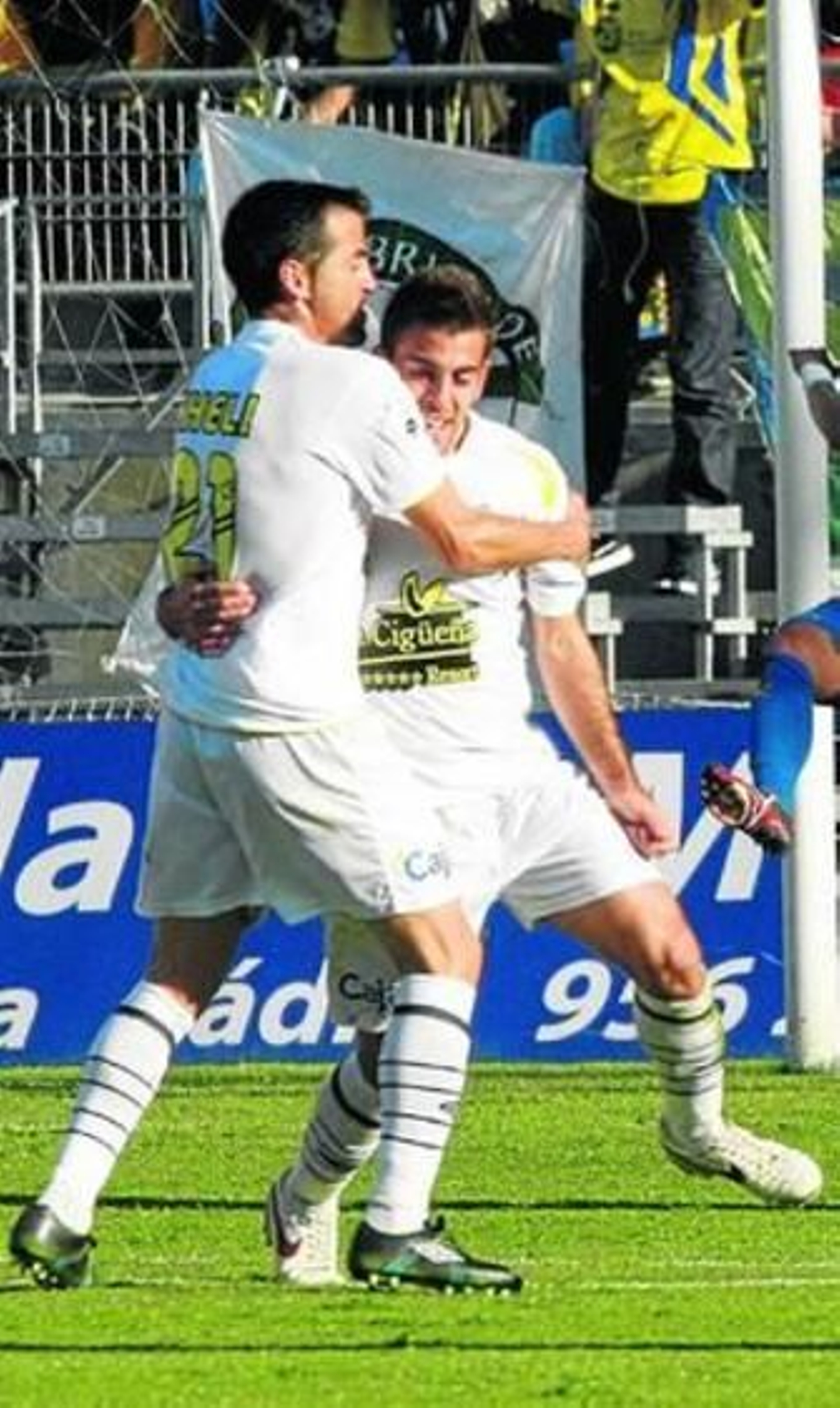 Cheli abraza a Julio de Dios después de que el centrocampista jiennense adelantase a los aurinegros.