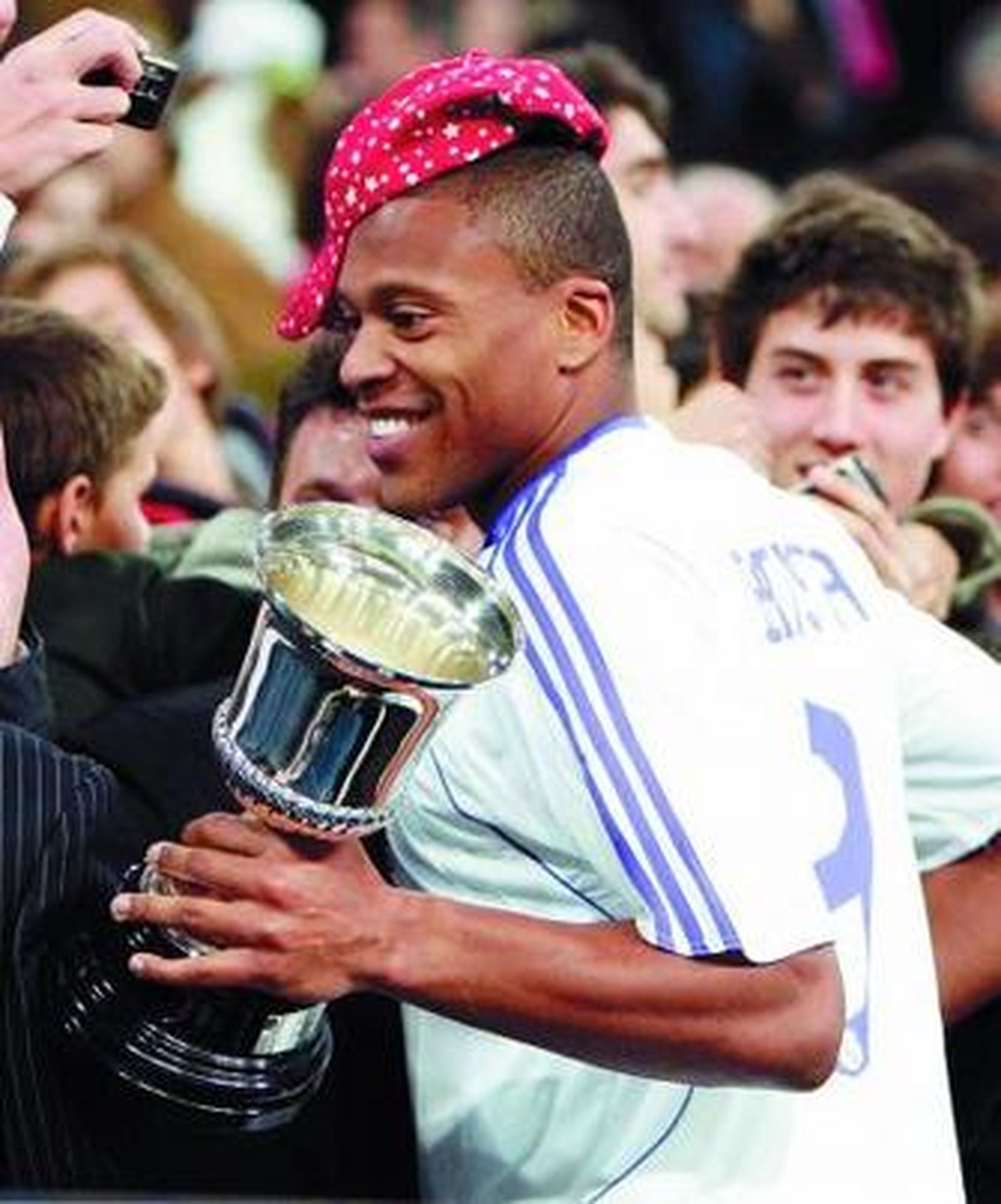 Baptista, tras recibir la copa al mejor jugador del Trofeo Bernabéu.