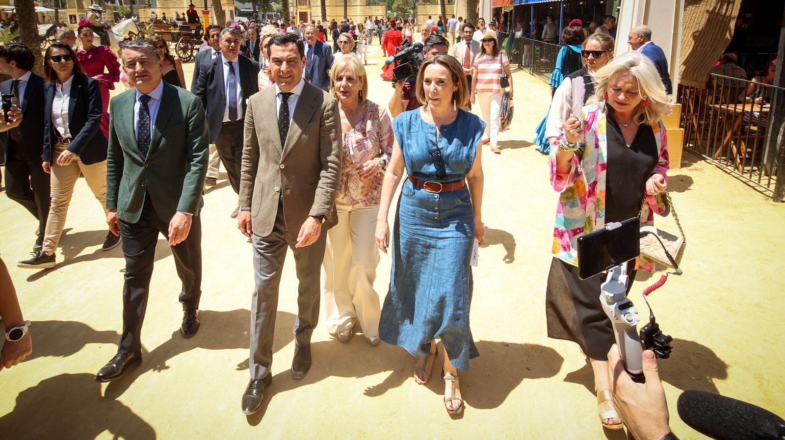 Juanma Moreno se pasea por la feria de Jerez 2023