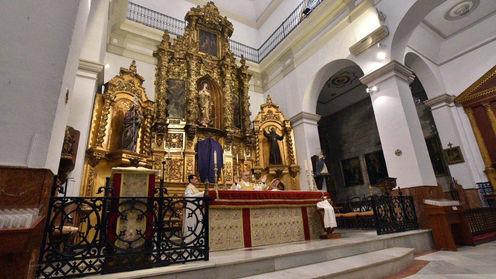 Misa en el interior del santuario.