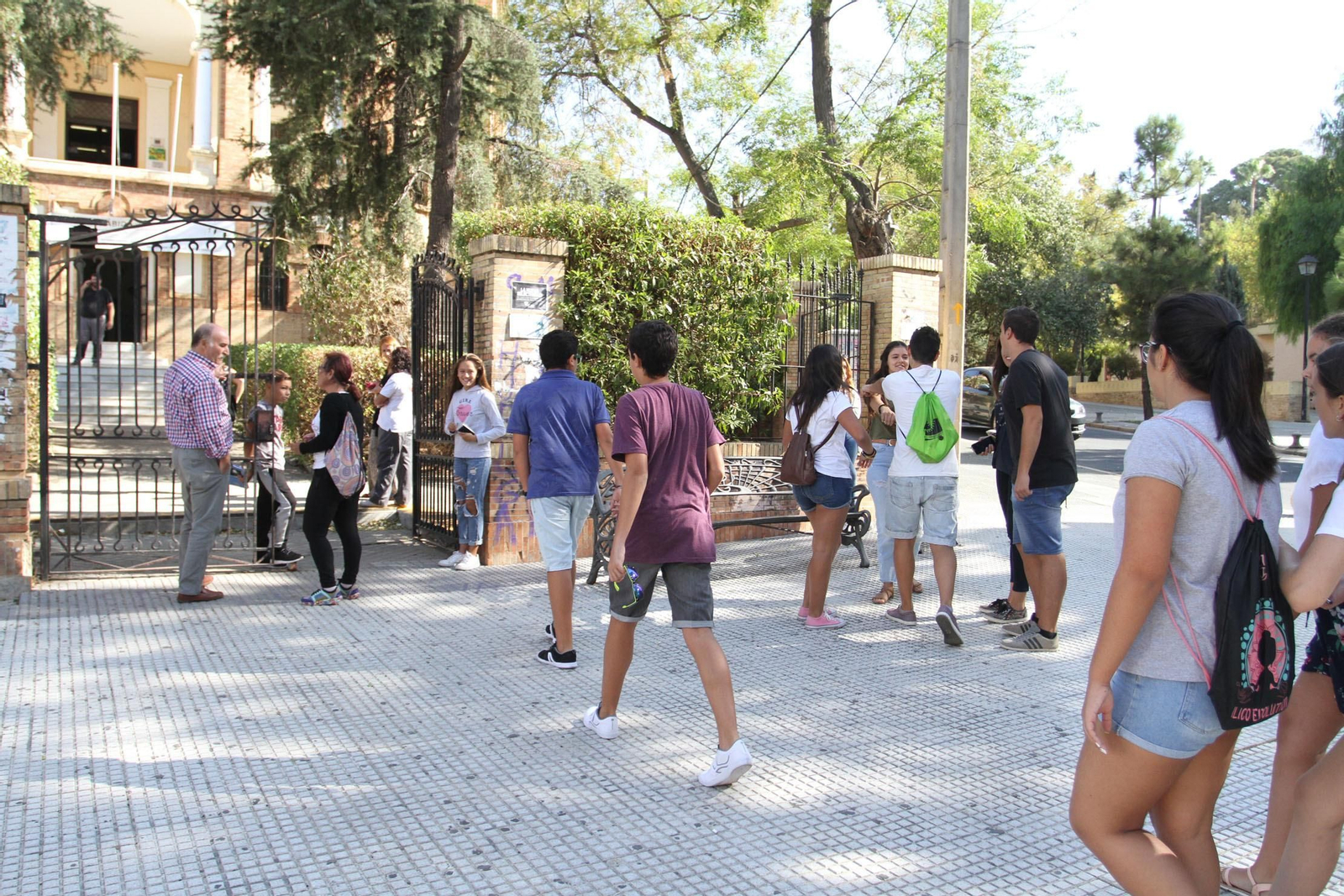 Alumnos se dirigen al Instituto de Enseñanza Secundaria Rábida.