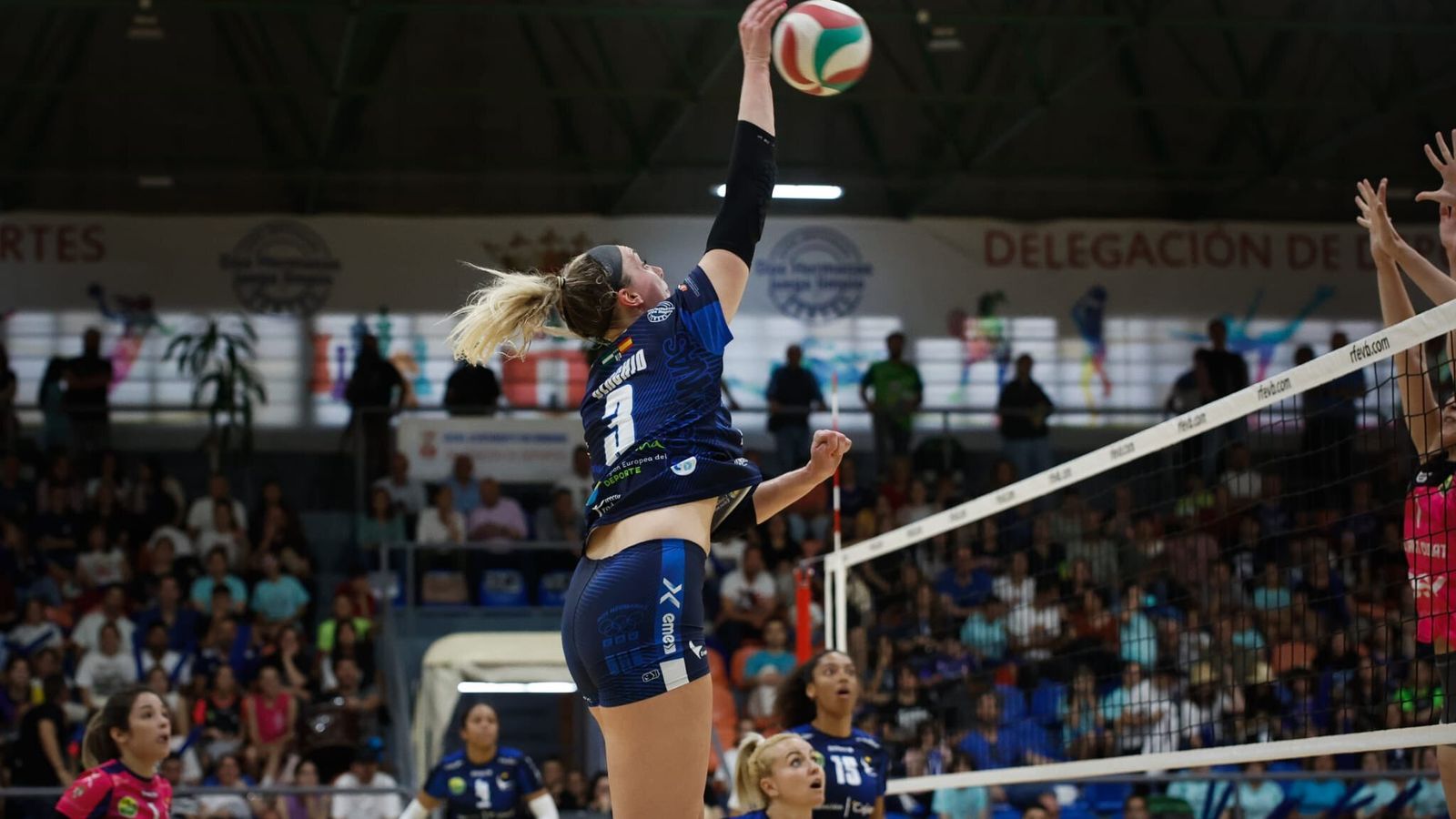 La jugadora del Cajasol Voley Cerchio remata desde la posiciónd e opuesto.