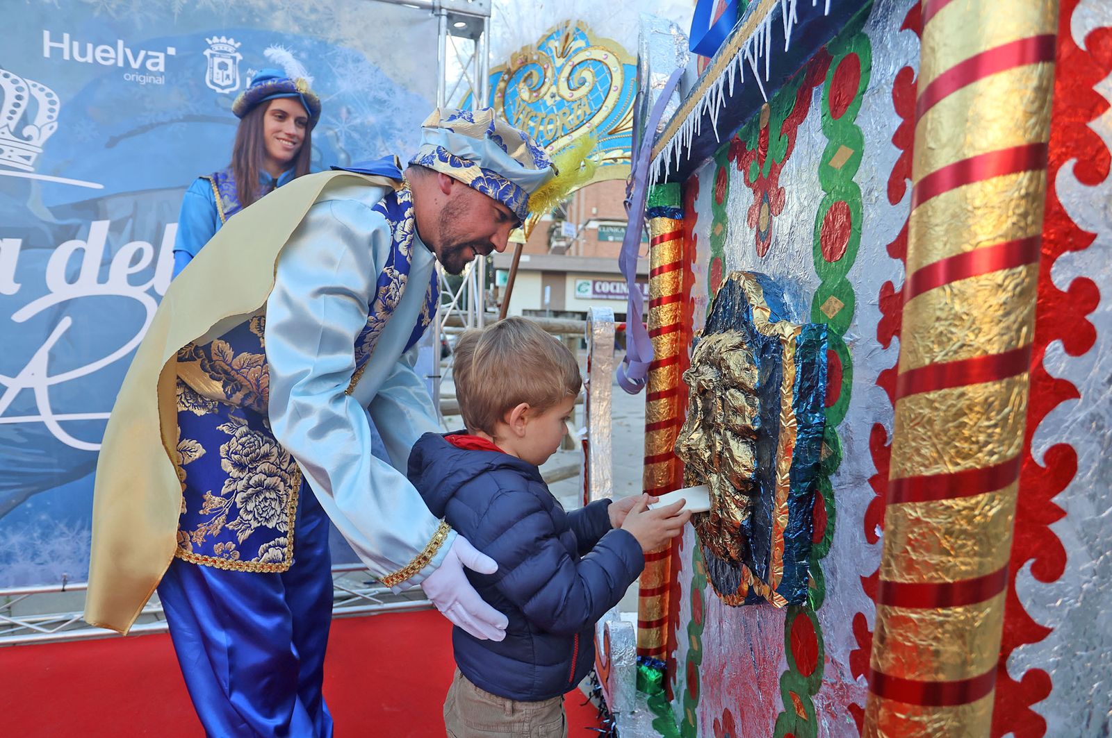 Imágenes del paje Real de SSMM los Reyes Magos recogiendo las cartas de los niños y niñas de Huelva en la plaza Houston