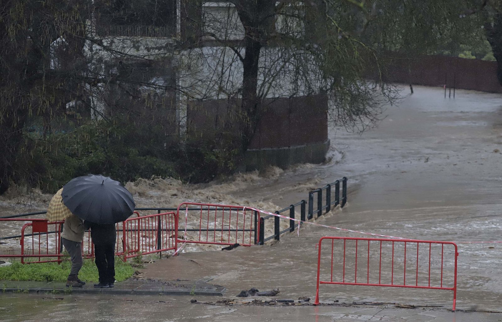Fotos del temporal de lluvia y viento por la borrasca Kristin en Jimena de la Frontera, San Pablo de Buceite y San Martín del Tesorillo