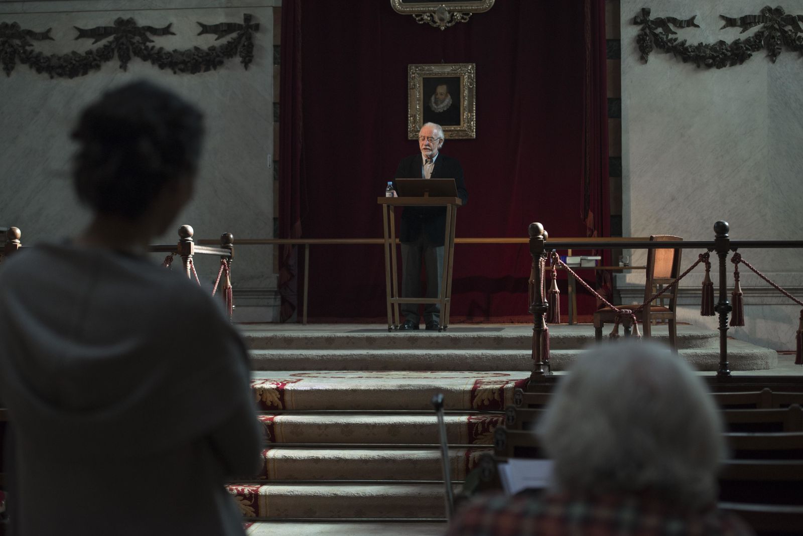 Ensayo del pasado viernes en la RAE. José María Merino lee en el atril, escuchado por Mario Gas y Brenda Escobedo.