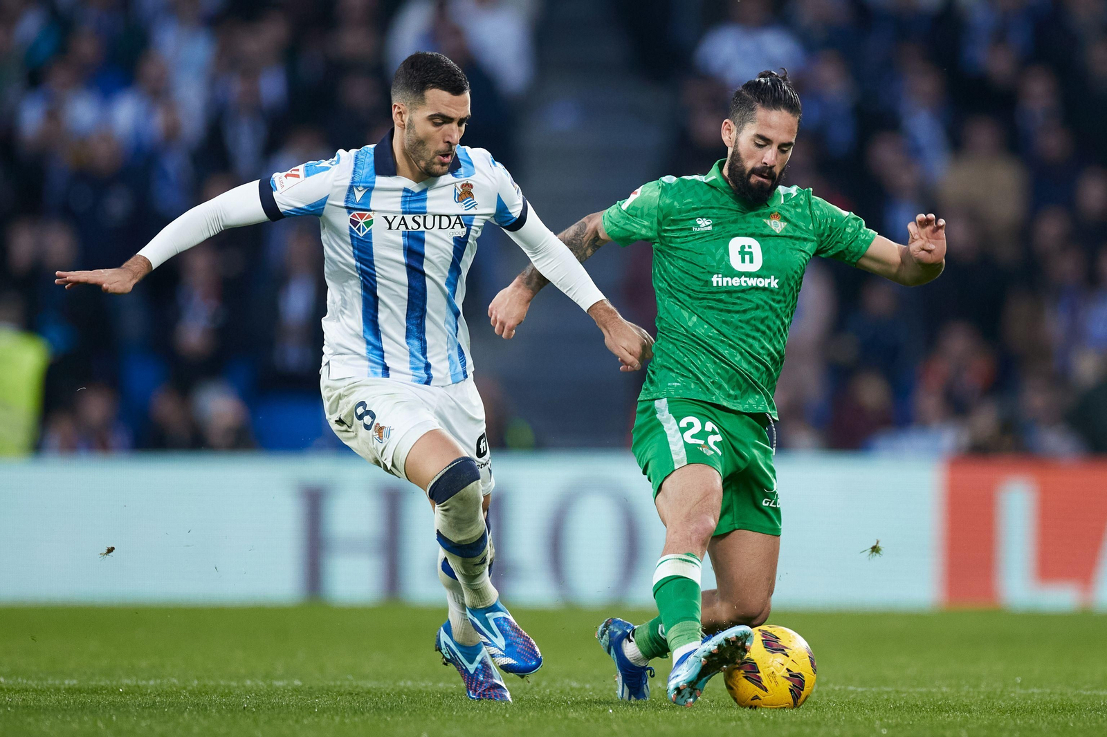 Isco, en uno de sus característicos giros ante Mikel Merino.