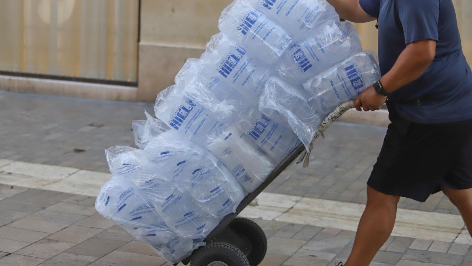 Reparto de hielo en el centro de la ciudad, en una imagen de archivo.