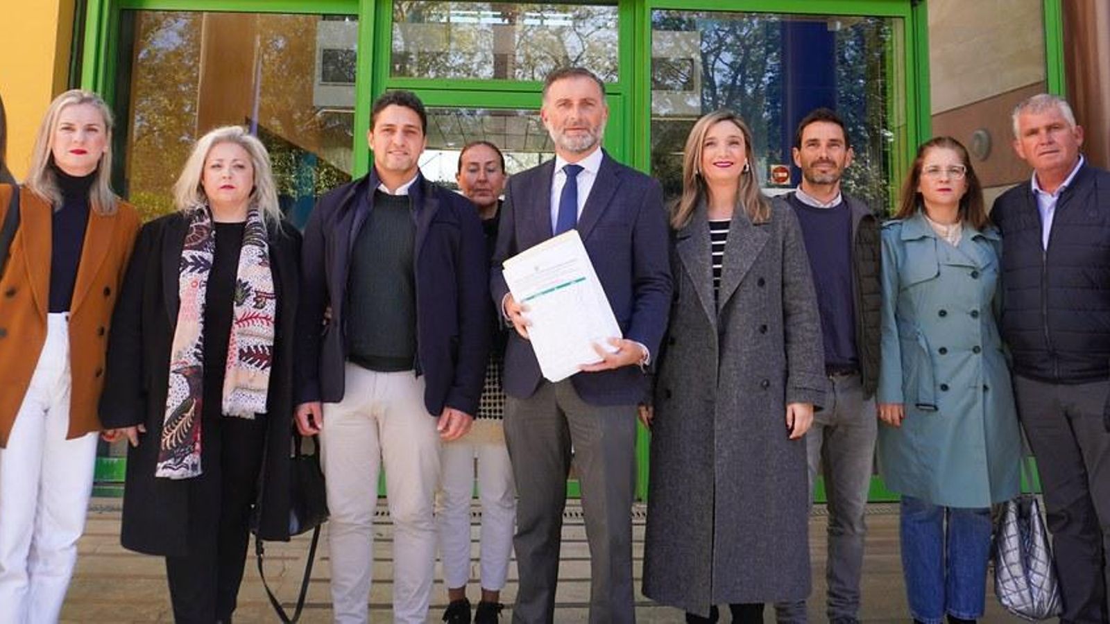 La comparecencia de Gustavo Cuéllar y María Márquez en la sede de la Consejería de Salud de la Junta de Andalucía en Sevilla.