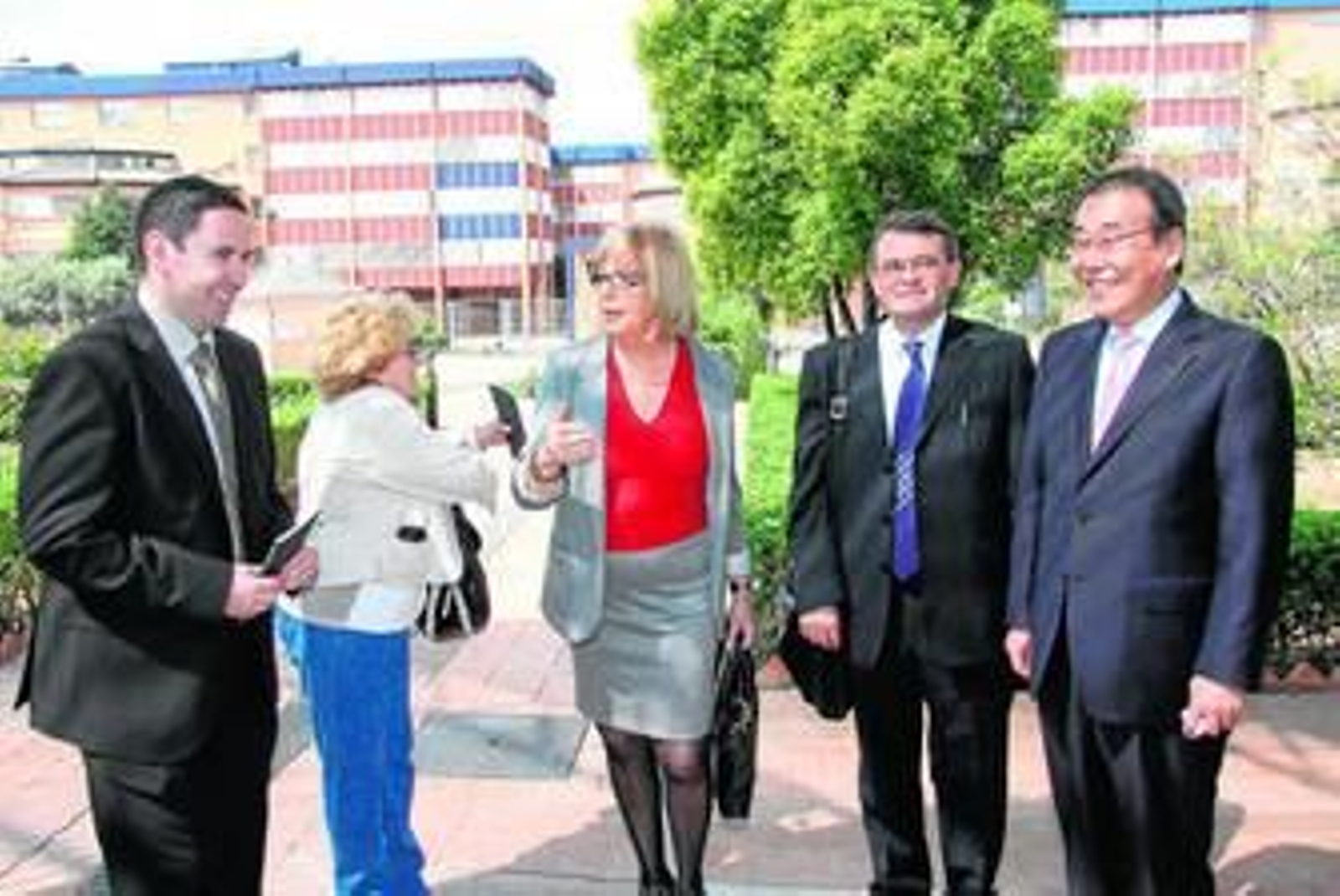 A la derecha, Hun Chae, vicepresidente de la universidad de Incheon, y Adelaida de la Calle, rectora de la UMA, entre otros.