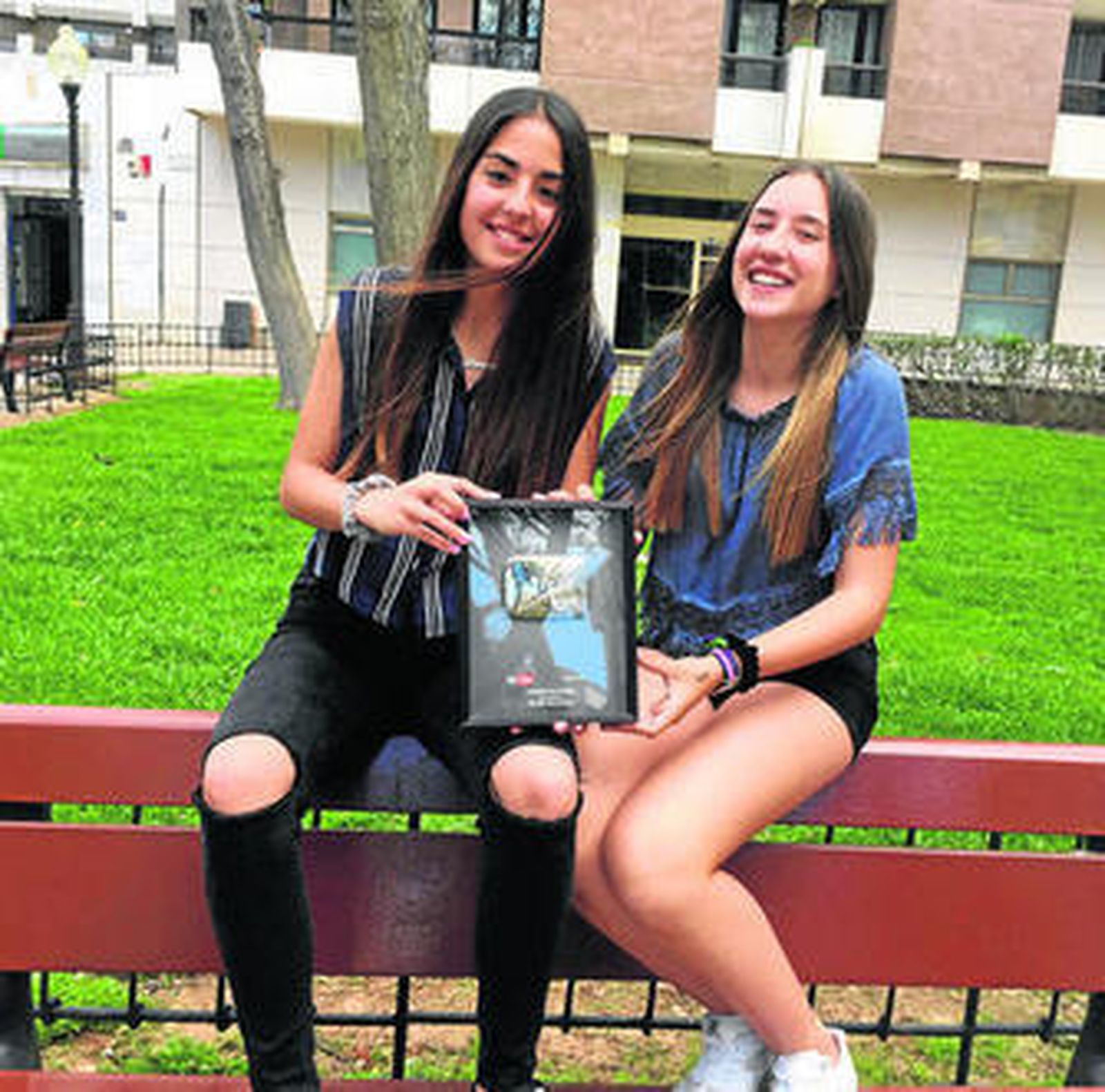Laura López y Alejandra Roda con su botón de Youtube.
