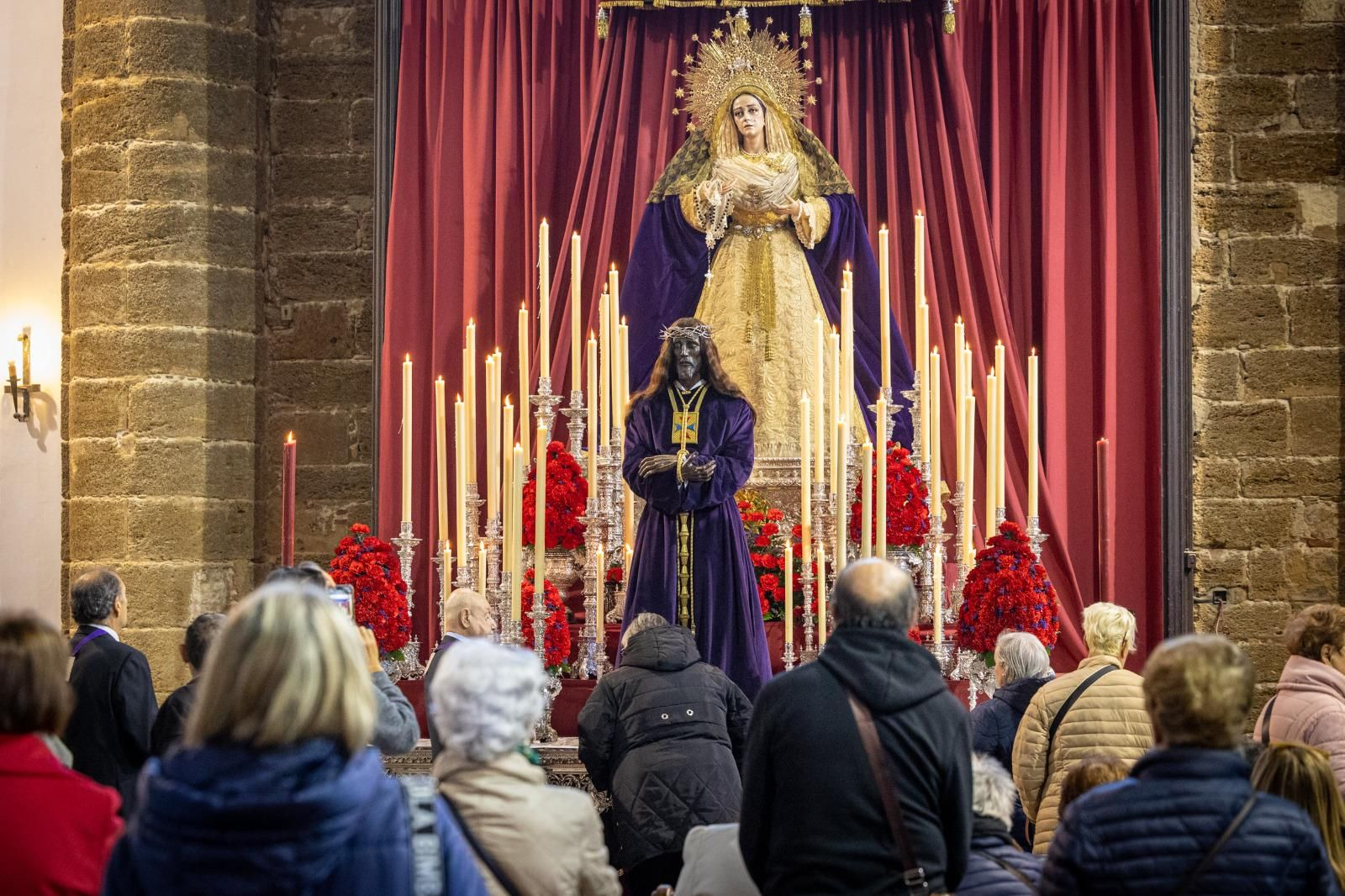Las imágenes del tradicional besapies del Medinaceli de Cádiz