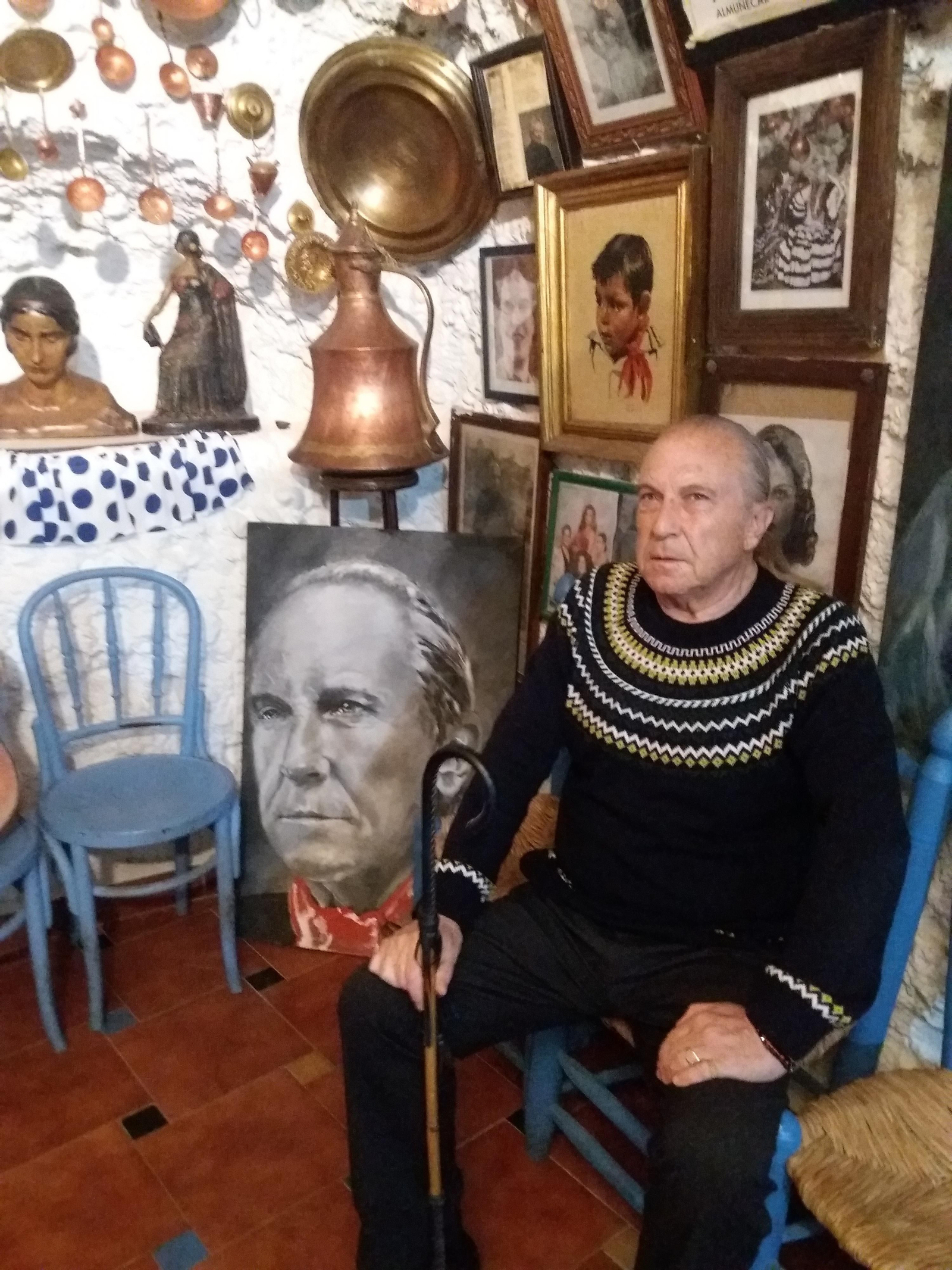 En su cueva, junto a su retrato