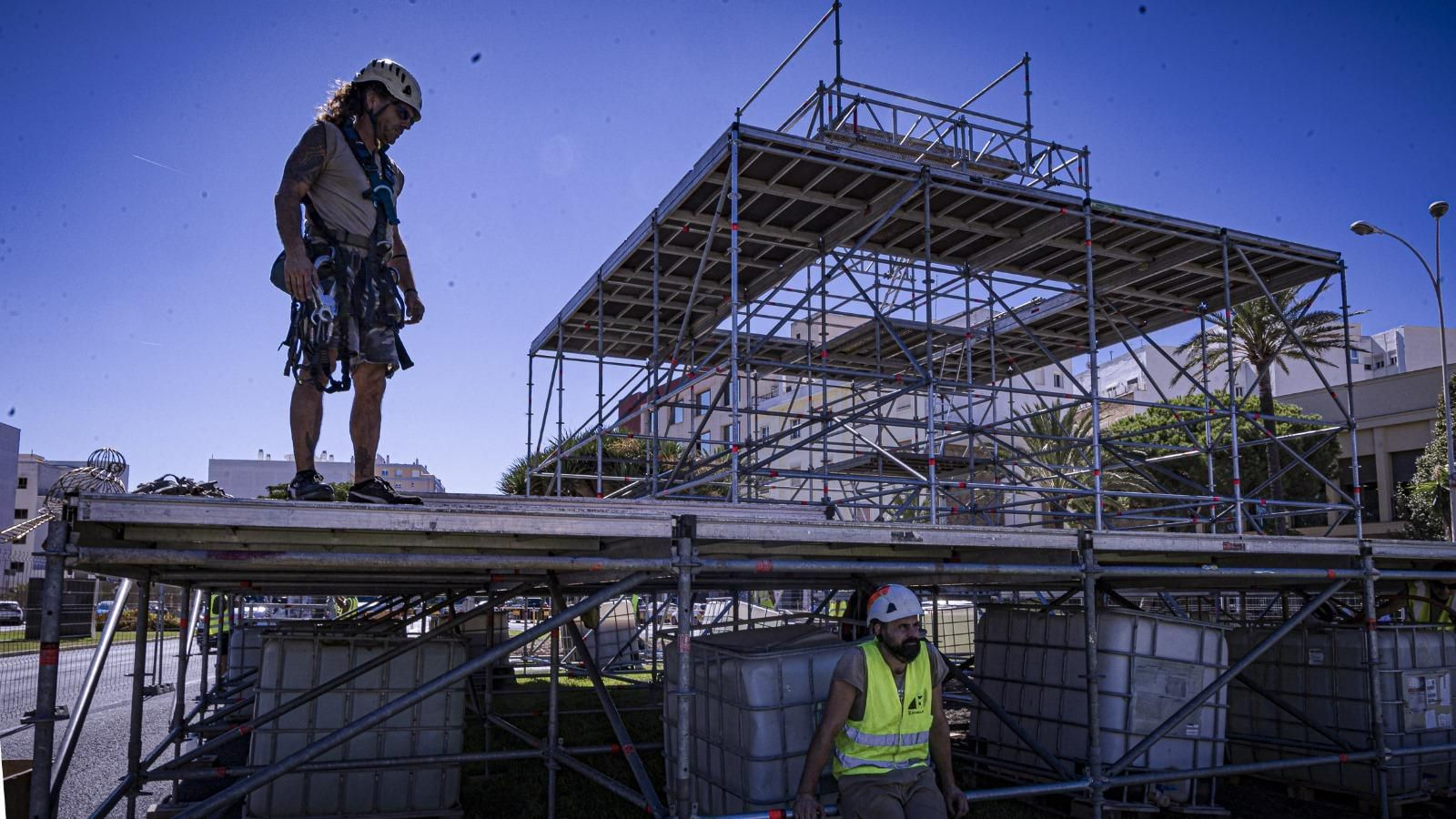 Montaje de los andamios donde asentará el faro romano de 13 metros de altura que se instalará delante de las Puertas de Tierra.