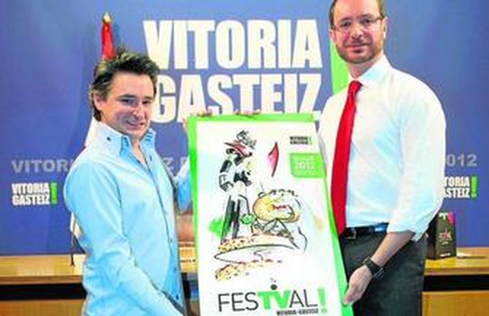El director del FesTVal, Joseba Fiestras (izqda.), muestra el cartel anunciador del encuentro de este año.