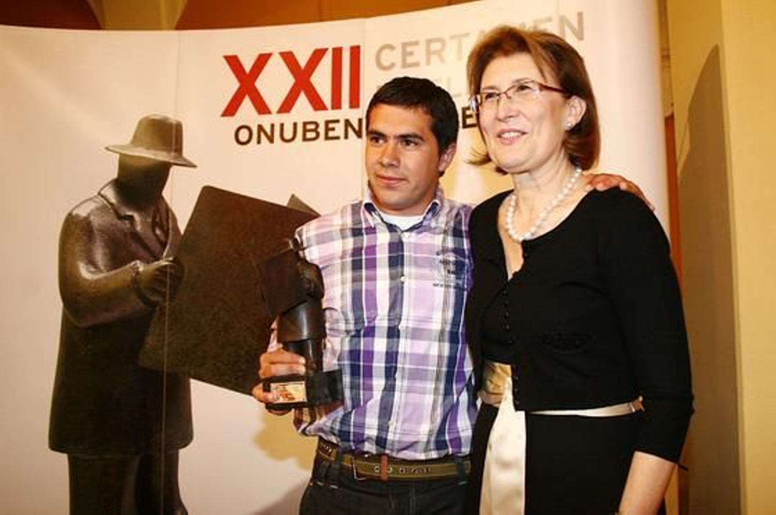 Cristóbal Rodríguez Salguero posa tras recibir el premio en la categoría individual de Solidaridad y Valores Humanos.

Foto: Alberto Dominguez