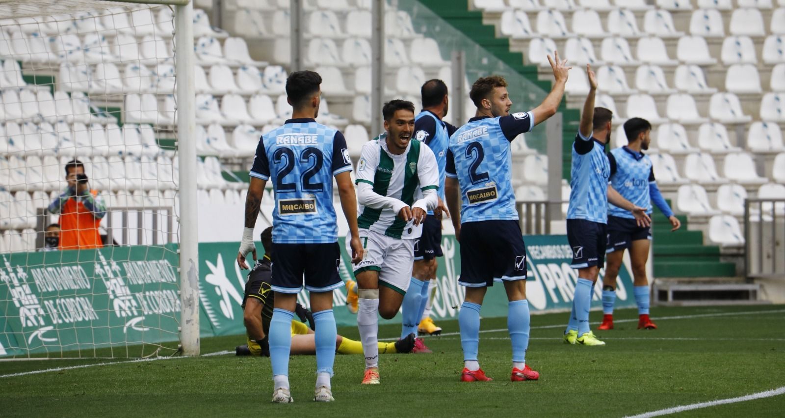 Diego Domínguez celebra su primer gol ante varios jugadores roteños.