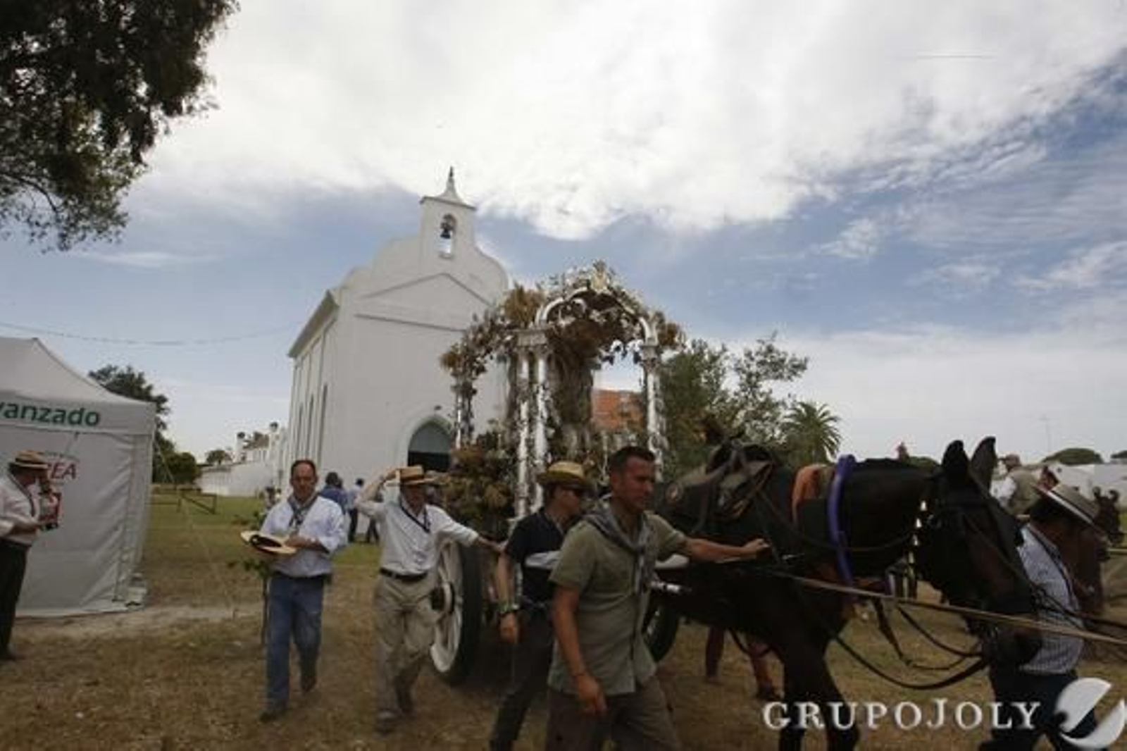 El Simpecado en carreta por Doñana cumplió ayer 40 años y la Hermandad de Jerez lo celebró parando en la capilla del palacio de  Marismillas.

Foto: Pascual