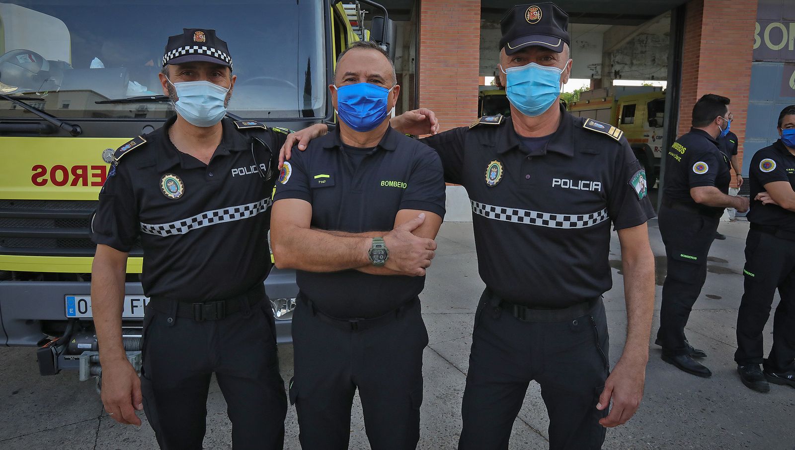 Homenaje sorpresa de bomberos y familiares del sargento 'Dioni' en su última guardia