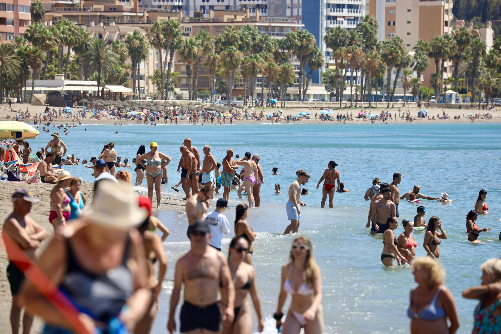 Bañistas este sábado en La Malagueta, una de las dos playas de la capital que no tenía bandera amarilla.
