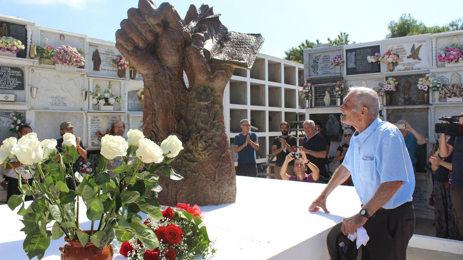 Luis Vega llora ante el monumento realizado por Jesús Cuesta Arana.