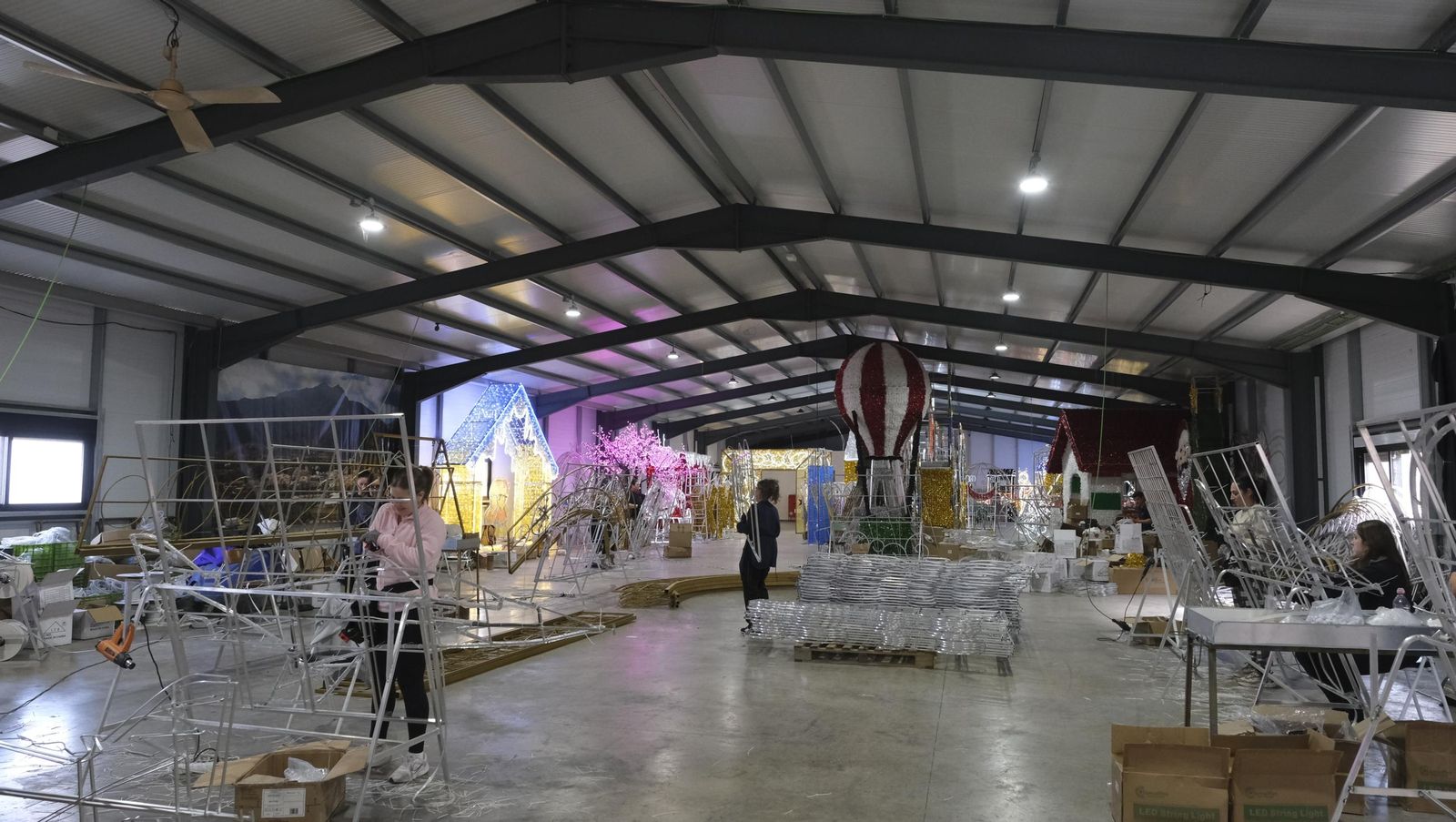 Desde Huécija a todo el mundo, Deconature, alegra la navidad con sus luces, en imágenes