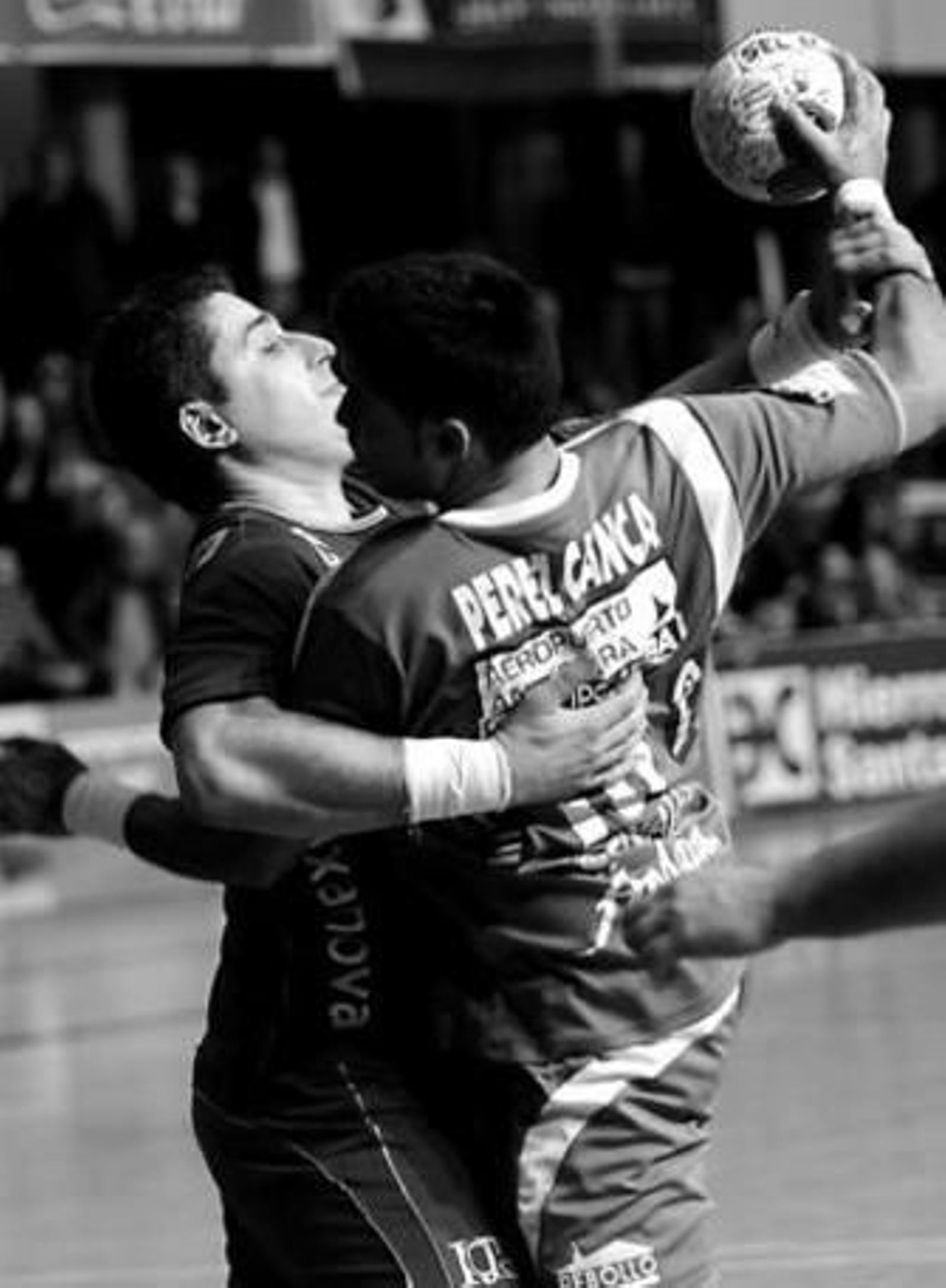 Pérez Canca trata de superar el bloqueo de un defensa rival.