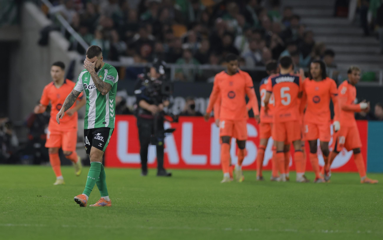 Ruibal se tapa el rostro tras uno de los goles del Barcelona en busca de alguna explicación lógica.